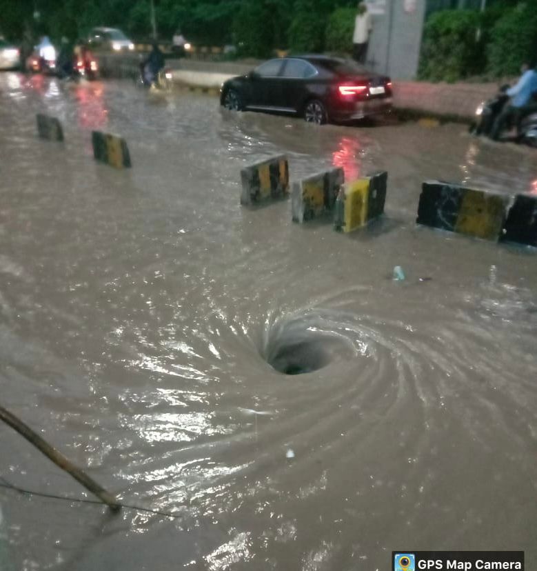 jsuryareddy's tweet photo. Avoid this manhole... either you will reach directly to the Musi River.

Situation near the pillar no.191, under PVNR Expressway at #Upperpally in Attapur area. GHMC at work.

#HyderabadRains #HeavyRains #Hyderabad #Hole https://t.co/dfXKOlfD17