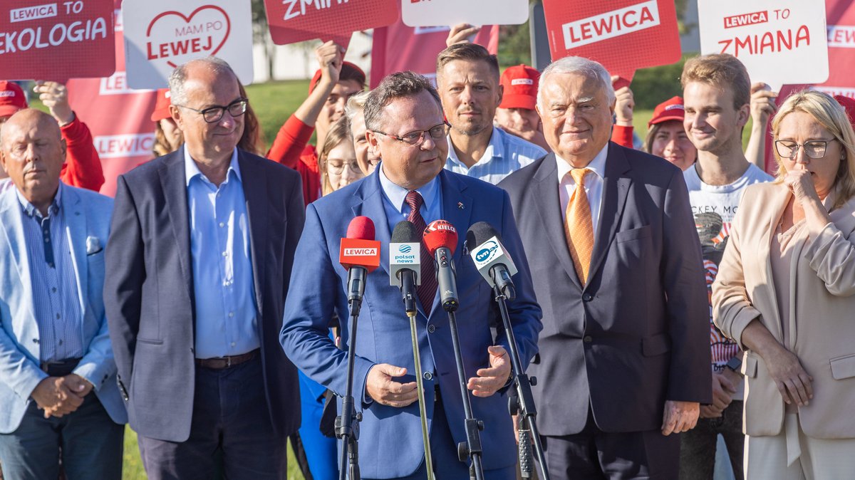 __Lewica's tweet photo. – Jestem głęboko przekonany, że program Lewicy, budowy 300 tysięcy mieszkań przez 5 lat pomoże, żeby nasz kraj w 2060 roku nie był „pomniejszony” o 11 mln osób. A niestety obecnie tak pokazują statystyki – @AndrzejSzejna 
#Nowiny #SerceMamPoLewej https://t.co/nLvrX4WEIO