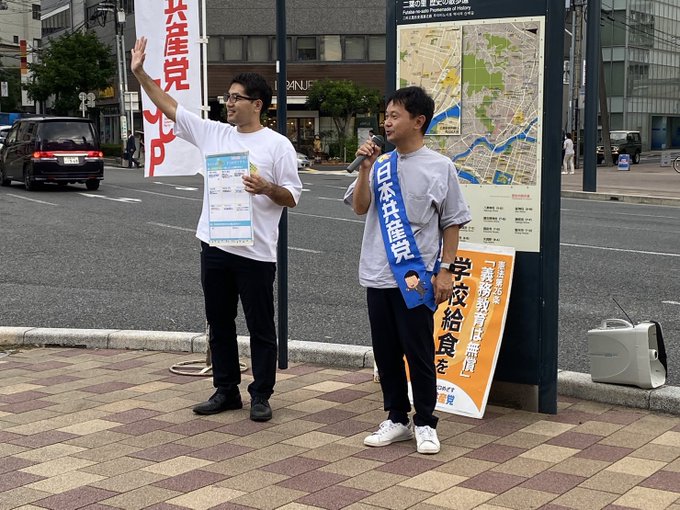 シール投票を呼びかけながら政策をうったえる大平（右）ときせこうへい前広島市議（左）。