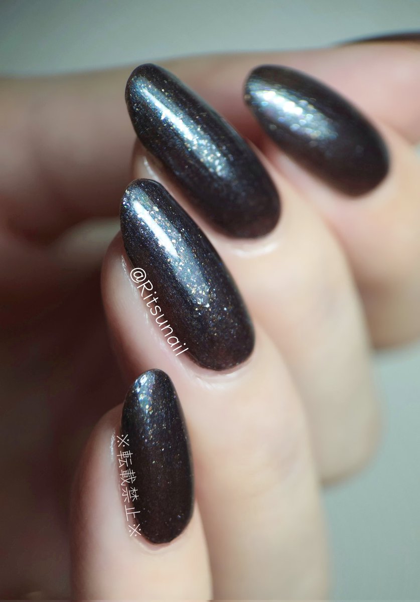 ritsunail's tweet image. CANMAKE カラフルネイルズ
N91 # promqueen

シアーなブラックに大きさの違う青やシルバーのラメがとても美しいネイル。
ハロウィンのネイルにもピッタリのダークさとゴージャスさのあるポリッシュです。
友人達が誕生日プレゼントに選んでくれたネイルの1つです🎁
 #セルフネイル #promqueen