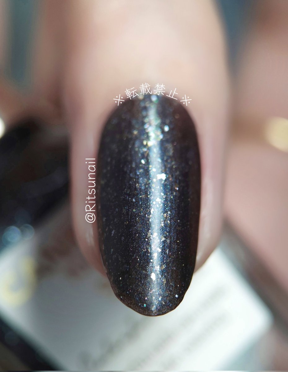 ritsunail's tweet image. CANMAKE カラフルネイルズ
N91 # promqueen

シアーなブラックに大きさの違う青やシルバーのラメがとても美しいネイル。
ハロウィンのネイルにもピッタリのダークさとゴージャスさのあるポリッシュです。
友人達が誕生日プレゼントに選んでくれたネイルの1つです🎁
 #セルフネイル #promqueen