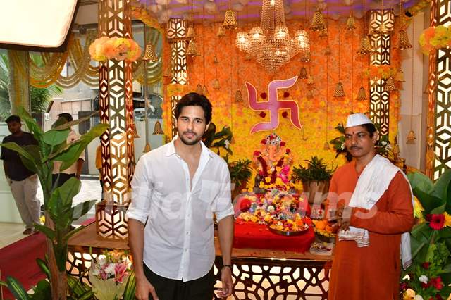 indiaforums's tweet photo. #ShraddhaKapoor, #AdityaRoyKapur, #RajkummarRao, #Patralekhaa, #SidharthMalhotra and others celebs visit at #TSeriesoffice for Ganpati Darshan
@ShraddhaKapoor @RajkummarRao @Patralekhaa9 @SidMalhotra
Check out full gallery here- https://t.co/UmhMYrAmna https://t.co/0qF7wyTLGi