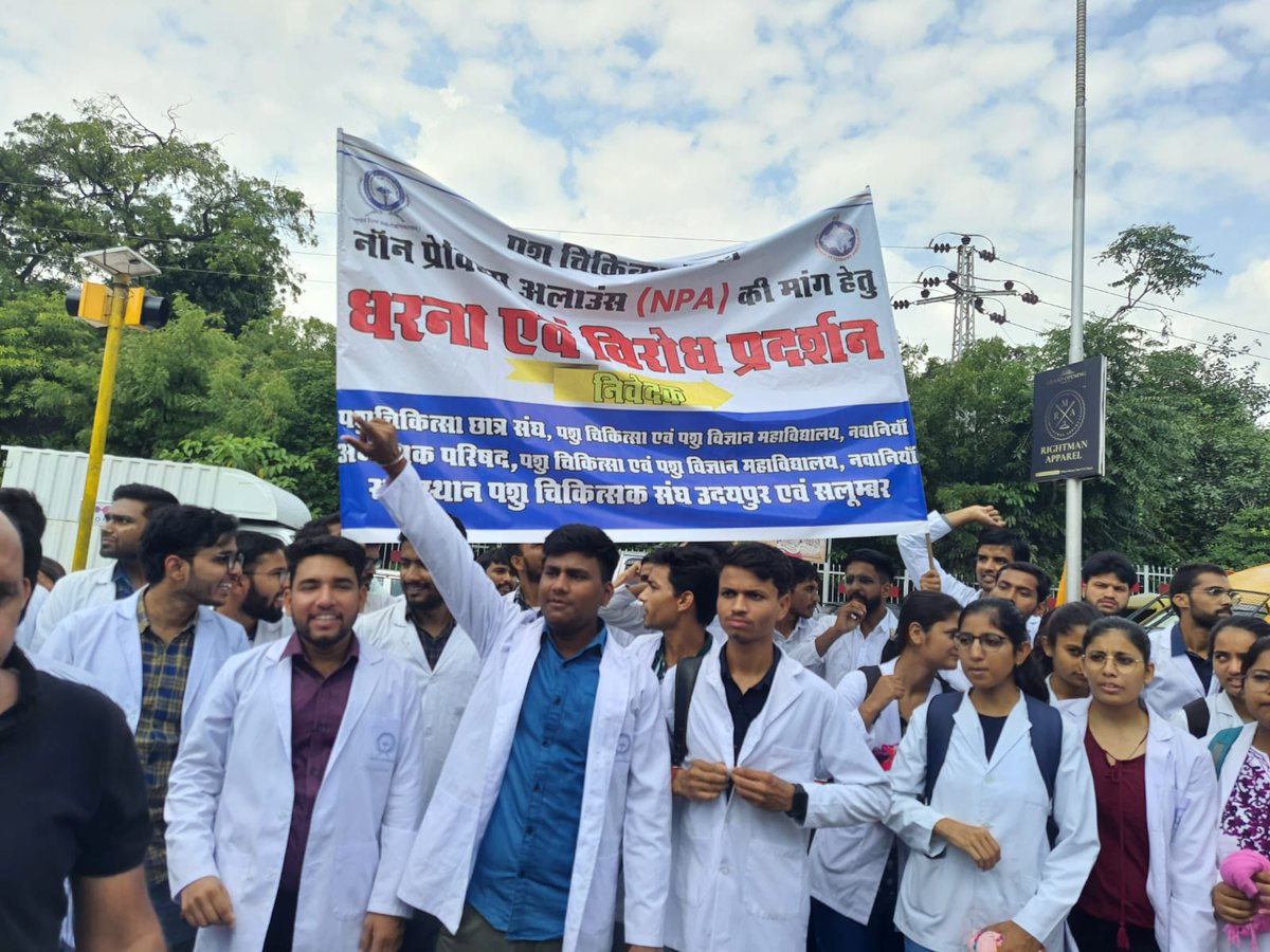 पशुचिकित्सकों की NPA की मांग के समर्थन में नवानिया कॉलेज के छात्रों ने जिला कलेक्टर उदयपुर को ज्ञापन दिया तथा विरोध प्रदर्शन किया।
#Non_Practitioning_Allowance लागू कर <a href="/ashokgehlot51/">Ashok Gehlot</a>सरकार को संवेदनशीलता का परिचय देना चाहिए!