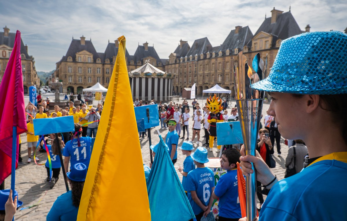 AcReims's tweet photo. Pour célébrer l’arrivée de la Flamme académique dans les Ardennes, Vincent Stanek s’est rendu sur la Place Ducale de Charleville-Mézières (08) afin de partager avec les élèves le début de cette #AnnéeOlympique. 🔥
@VilledeCMz @UNSS_Ardennes #Paris2024 https://t.co/SrClTKWLWe