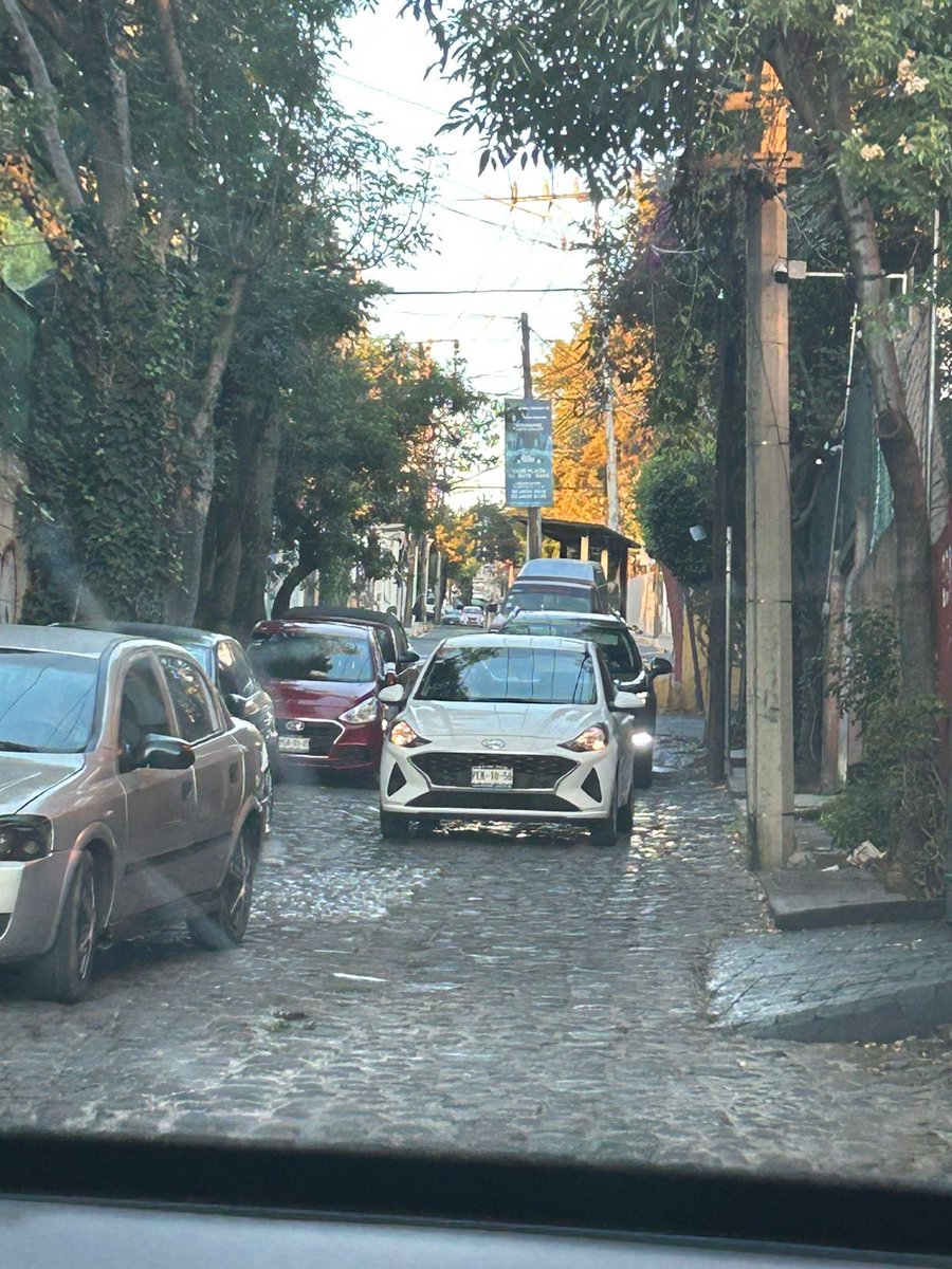 pamebanq's tweet photo. #servicioalacomunidad @lialimon @AlcaldiaAO camino real a Tetelpan, desierto de los leones, Álvaro Obregón, un caos! Una calle residencial donde bajan a más de 70 km, bloquean con camiones de feria, vecinos solicitan apoyo de la alcaldía para cerrar y controlar acceso. https://t.co/dgNaulGXhk