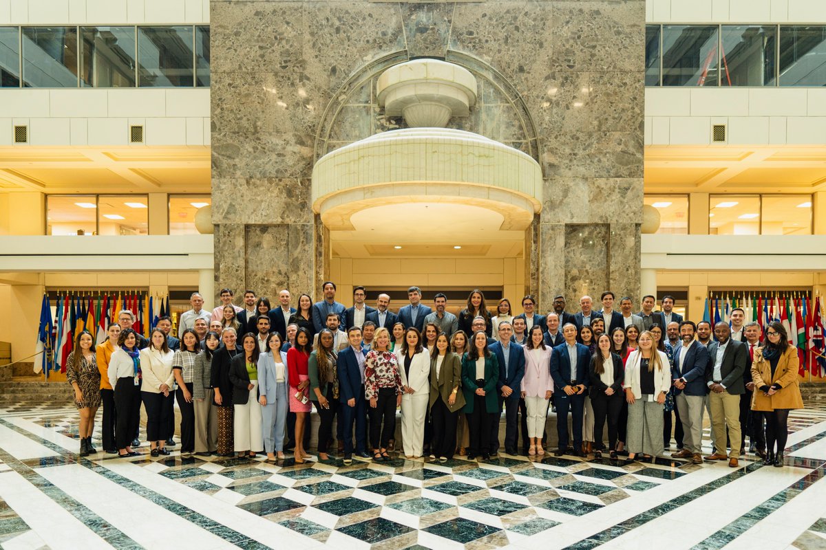 9 años después, el equipo de la División de Transporte se reúne en persona para abordar desafíos y oportunidades en #AmericaLatina y el #Caribe 🚀 ¡El cambio positivo en el sector del #transporte está en marcha! 💪 #TSPweek2023