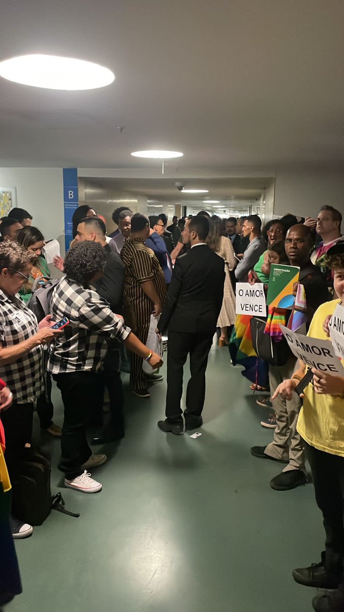 🚨AGORA 

o povo está sendo impedida de entrar  no plenário da comissão onde será votada a PROIBIÇÃO do casamento homoafetivo. 

NÃO PODEMOS ACEITAR ISSO!!!