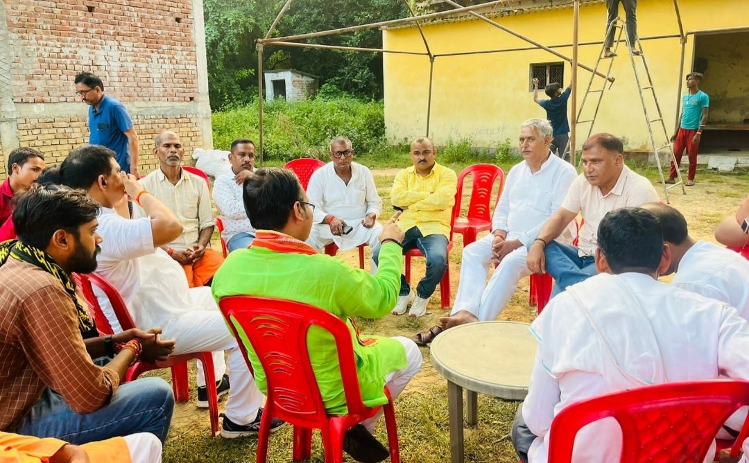 viswadeep12345's tweet photo. आज #सुल्तानपुर में ब्राह्मण चेतना परिषद के पदाधिकारियों के साथ डॉ. घनश्याम तिवारी जी के शोकाकुल परिवार से गांव पहुंचकर भेंट की । इस दुःख की घड़ी में साथ खड़े रहने के प्रति आश्वस्त किया। परिवार को प्रशासन से जल्द ही पूर्ण न्याय की मांग की। https://t.co/4D851eEx7Q