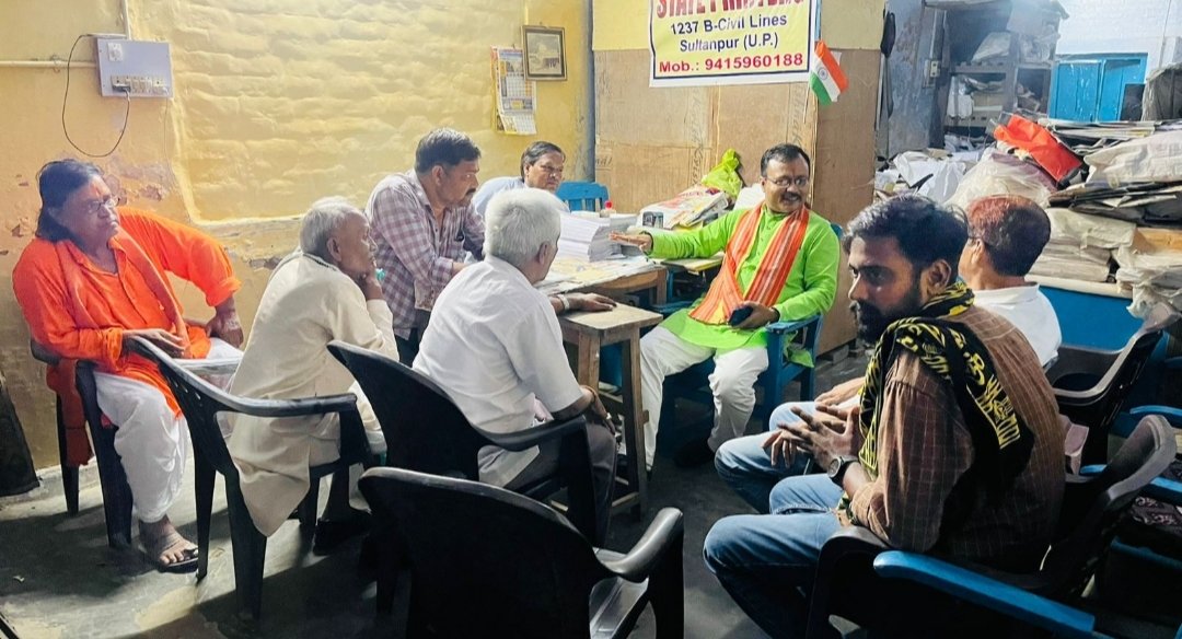 viswadeep12345's tweet photo. आज #सुल्तानपुर में ब्राह्मण चेतना परिषद के पदाधिकारियों के साथ डॉ. घनश्याम तिवारी जी के शोकाकुल परिवार से गांव पहुंचकर भेंट की । इस दुःख की घड़ी में साथ खड़े रहने के प्रति आश्वस्त किया। परिवार को प्रशासन से जल्द ही पूर्ण न्याय की मांग की। https://t.co/4D851eEx7Q