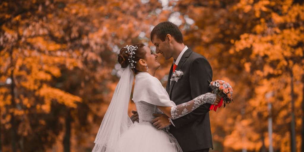 Getting married soon around #DowntownCleveland or at the #MarriottClevelandDowntown? 
Here are a few of our favorite nearby photo spots to capture fall scenery in your portraits:
🍂 Voinovich Park
🍂 Rivergate Park
🍂 The Mall 
🍂 The Cleveland Cultural Gardens

#fallweddings