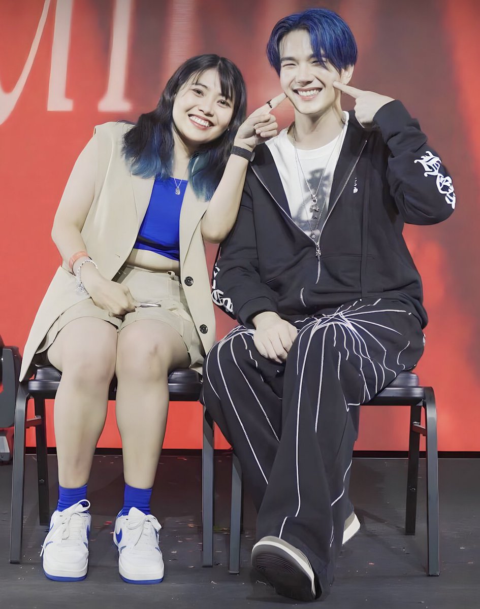 code_biu's tweet image. Behind the scene VS real photo💙
Finally I got Biu Biu and Me in one frame😭😭😭😭

#BuildFanMeetInMacau #BuildJakapan @JakeB4rever