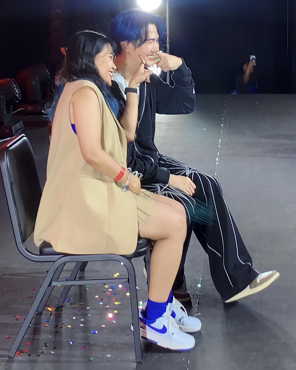 code_biu's tweet image. Behind the scene VS real photo💙
Finally I got Biu Biu and Me in one frame😭😭😭😭

#BuildFanMeetInMacau #BuildJakapan @JakeB4rever