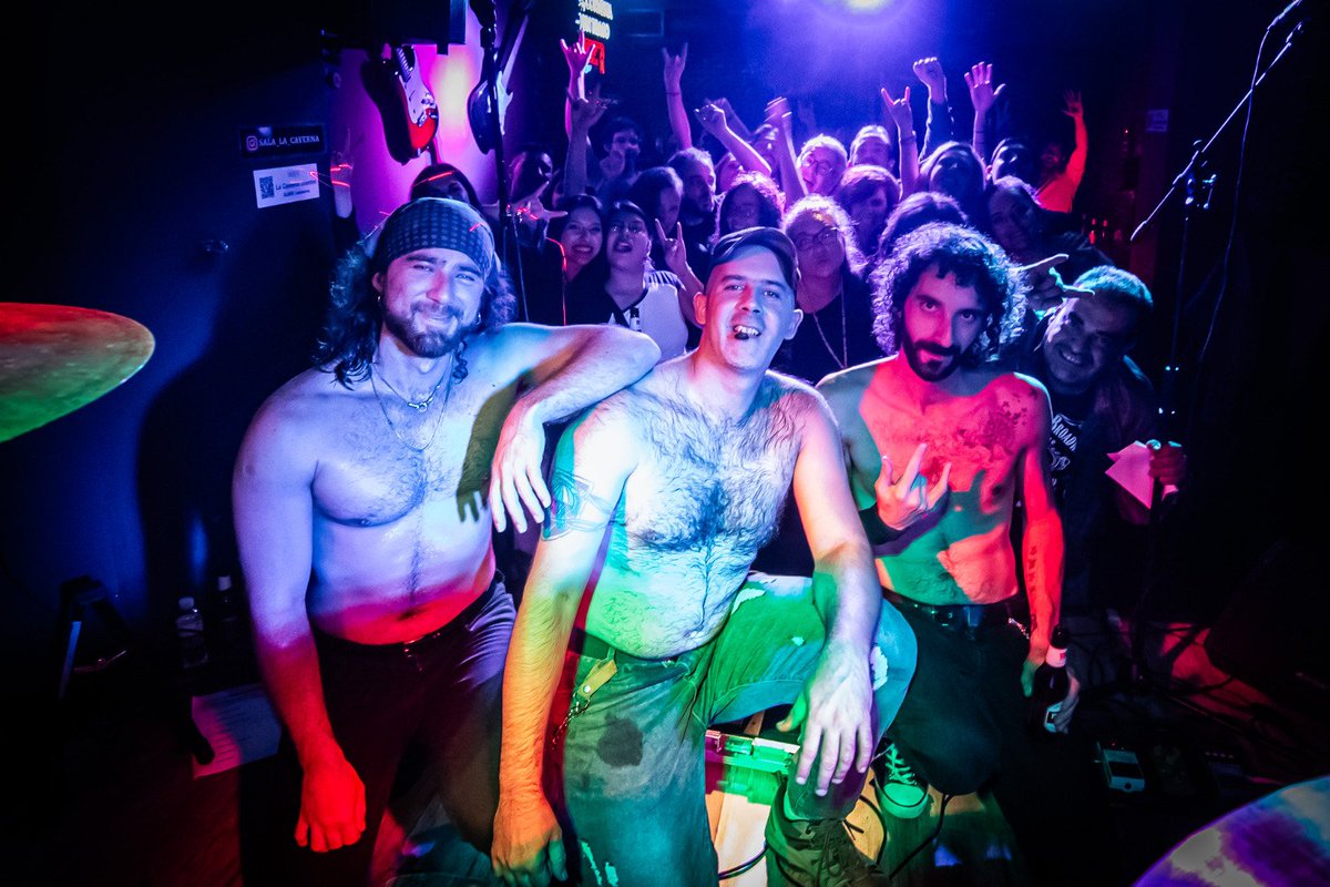 Muchas gracias a tod@s l@s q vinisteis el pasado sábado 23/09.Sois muy grandes,no tenemos palabras.Gracias tb a Sr.Lobo y sala La Caverna,a nuestro amigo y fotógrafo <a href="/DavidVelilla/">David Velilla</a> y a nuestro querido staff Laura,Paloma y Dani ¡GRACIAS!
🔥🤟🏻Qué el #rock no pare🤟🏻🔥