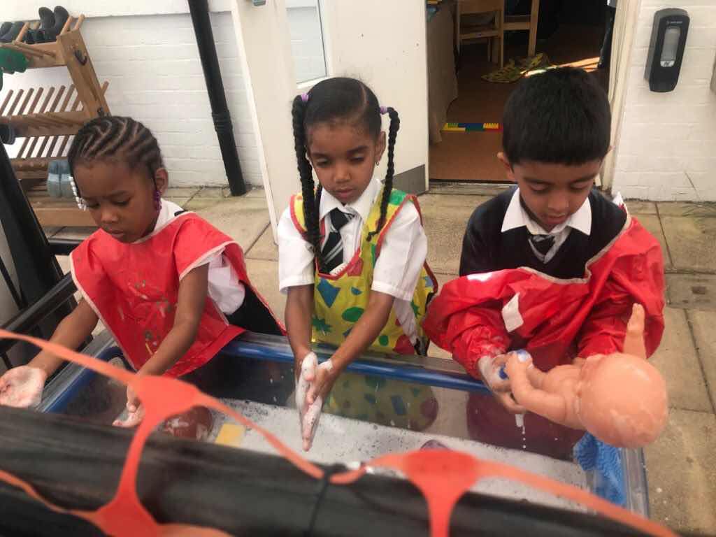 news4trinity's tweet photo. This week Reception's Focus text is ‘So Much’ by #TrishCookeandHelenOxenbury
We've read the story, made r own story maps, talked about r families & role played looking after babies and having lots of ‘family parties!’ #LearningLovingLiving #ReceptionLife https://t.co/WNlvSnnpnV