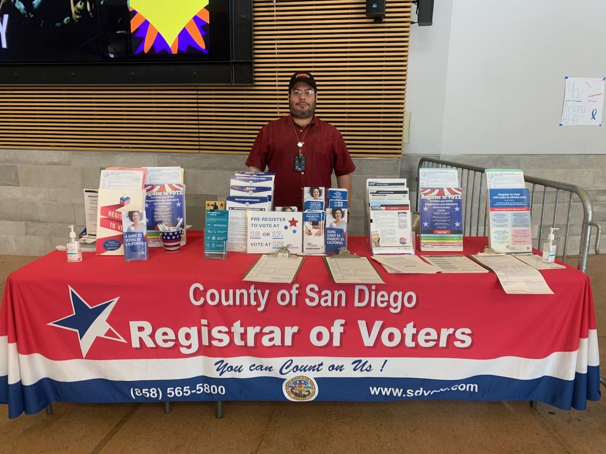 SDVOTE's tweet photo. It’s High School Voter Education Week! 🎉

Our Voter Outreach Team visited Valhalla High School to inform students about pre-registration.

Eligible 16 and 17-year-olds who pre-register to vote will have their registration become active once they turn 18. #SDVOTE https://t.co/z2qVarDGaK