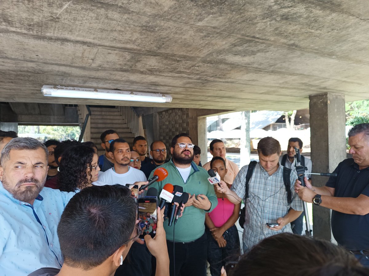 APUCV's tweet photo. Este #27Sep acompañamos a la @FCUUCVe en la rueda de prensa para reiterar el rechazo a la detención y torturas que ha recibido el #estudiante John Álvarez, quien perdió la visión de un ojo.

¡Exigimos su pronta liberación!

#UCV #Profesores #JohnAlvarez #Venezuela https://t.co/4KoEgpAmUs