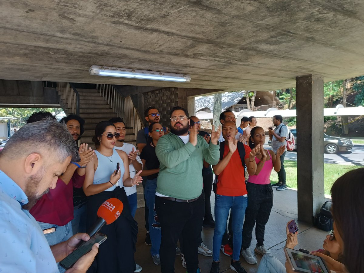 APUCV's tweet photo. Este #27Sep acompañamos a la @FCUUCVe en la rueda de prensa para reiterar el rechazo a la detención y torturas que ha recibido el #estudiante John Álvarez, quien perdió la visión de un ojo.

¡Exigimos su pronta liberación!

#UCV #Profesores #JohnAlvarez #Venezuela https://t.co/4KoEgpAmUs