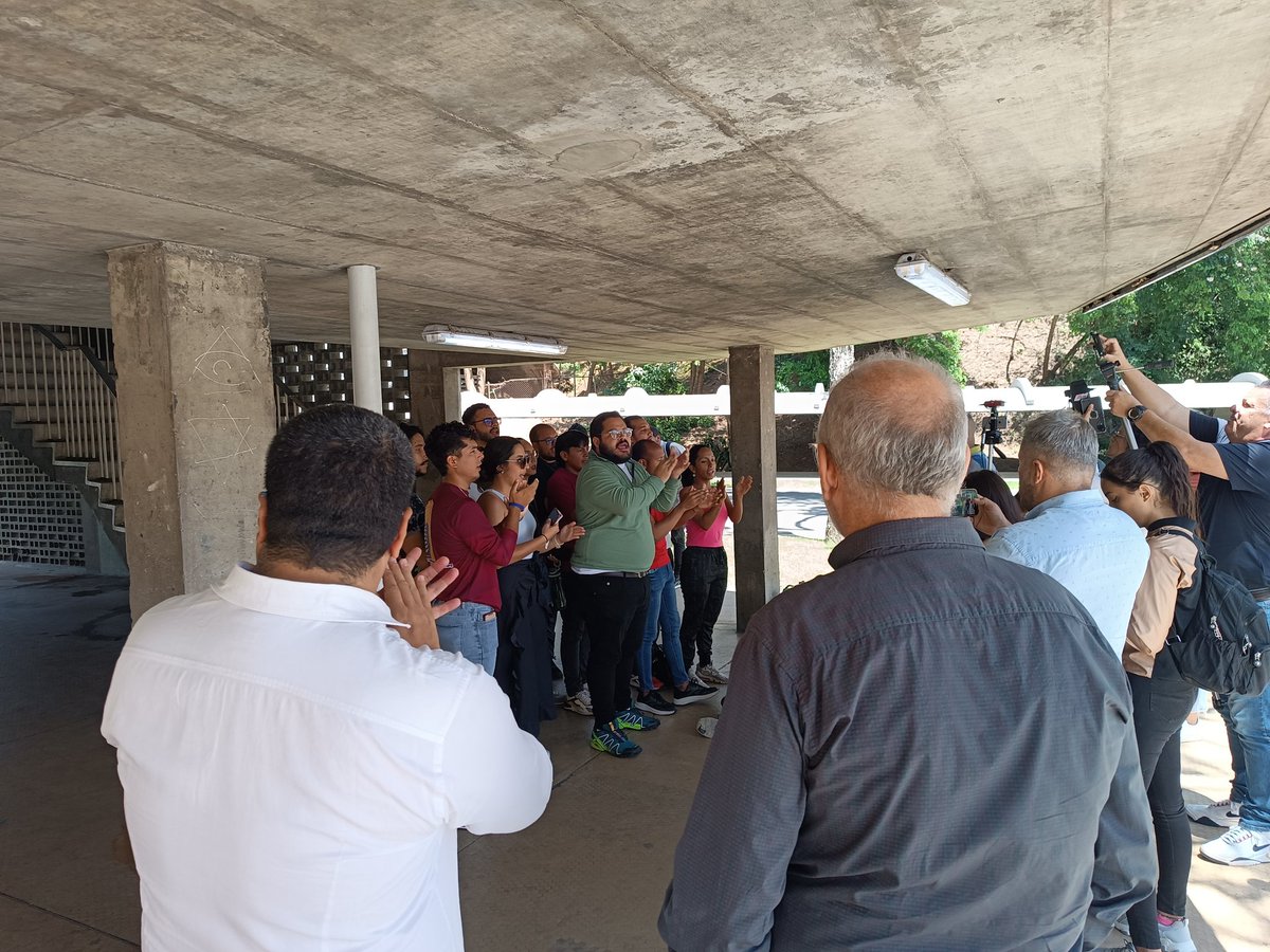 APUCV's tweet photo. Este #27Sep acompañamos a la @FCUUCVe en la rueda de prensa para reiterar el rechazo a la detención y torturas que ha recibido el #estudiante John Álvarez, quien perdió la visión de un ojo.

¡Exigimos su pronta liberación!

#UCV #Profesores #JohnAlvarez #Venezuela https://t.co/4KoEgpAmUs