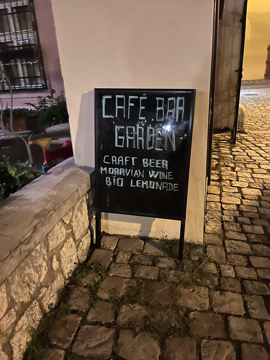 dusumcelerim's tweet photo. Geceleri ayrı hareketli bir şehir Prag. Çok tatlı kafeleri var. Canlı müzik eşliğinde kahvenizi içip keyifli vakit geçirebilirsiniz. Şehrin gece silüeti muazzam. Gündüz gezdiğiniz yerleri bir de gece görmenizi öneririm. Misal olarak Cafe Garden, https://t.co/OSkEcsJVSo