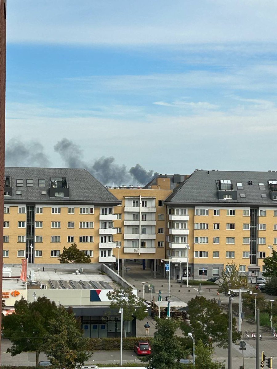Industriebrand in <a href="/gemSchoten/">Gemeente Schoten</a>. De ploegen van <a href="/BWZoneRand/">Brandweer Zone Rand</a> zijn ter plaatse.

De rookpluim van ver zichtbaar. Ook vanuit Antwerpen of haar districten. De hulpdiensten zijn op de hoogte.

Ondervind je hinder in de buurt? Sluit dan ramen en deuren en schakel ventilatie uit.