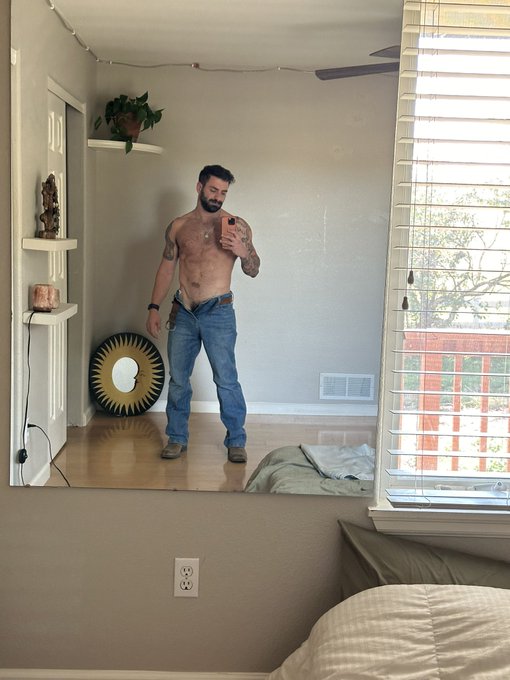 Watch Jason Moody's leaked NSFW photo on TwXstars