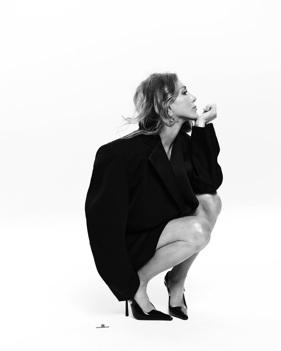 CRFASHIONBOOK's tweet photo. "I try to be really mindful about what I let into my head-space"- #JenniferAniston https://t.co/E3es4dSlzg https://t.co/uqpb13jRGv
