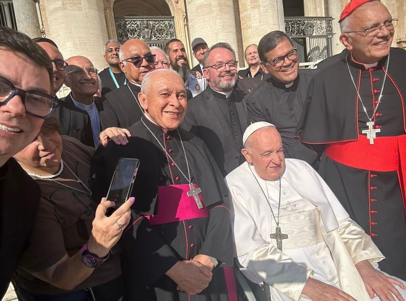 La mañana de este miércoles se realizó en la Basílica San Pedro una audiencia del Papa Francisco donde asistió nuestro Arzobispo Metropolitano de Caracas, Cardenal Baltazar Porras; Mons. Diego Padrón y parte del clero caraqueño, quienes compartieron con el Sumo Pontífice.