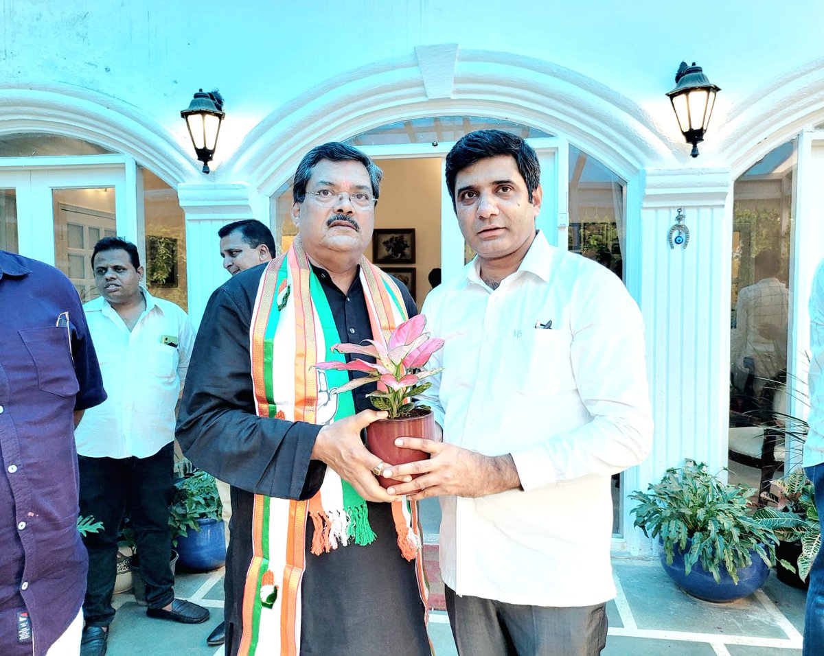 ManojBagri_INC's tweet photo. भारतीय राष्ट्रीय कॉंग्रेस के महासचिव व भारत सरकार के पूर्व मंत्री आदरणीय @MukulWasnik जी के जन्मदिन पर उन्हें मिलकर बधाई व शुभकामनाएं दी। https://t.co/VmHmC5jcTs