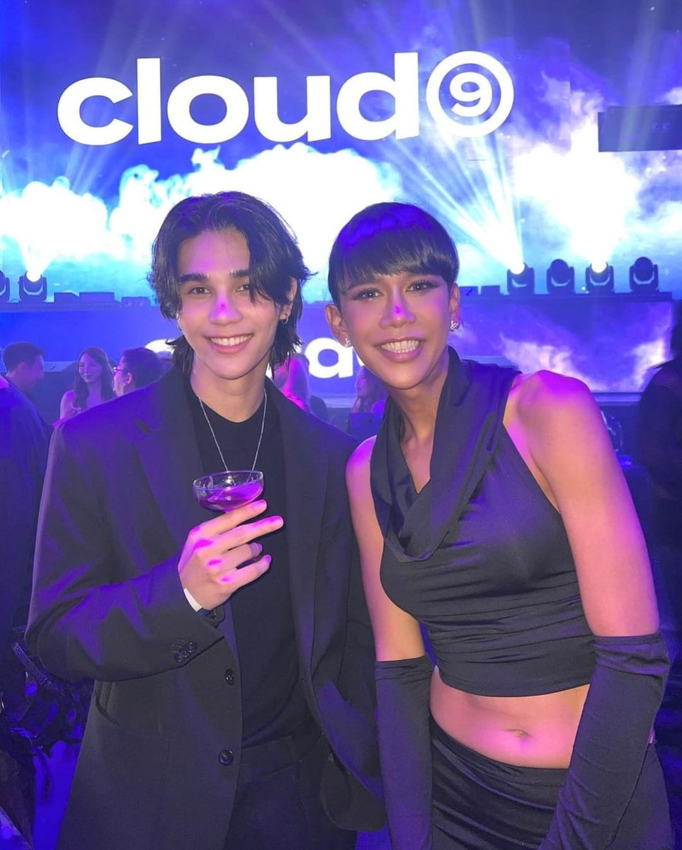 jeff_saturArg's tweet photo. Nuestro Jeff en la presentación de la empresa de Brigth. Guapos, no?
#JeffSatur #Brigth #Claud9 #StudioOnSatur https://t.co/chvoO0rYnA