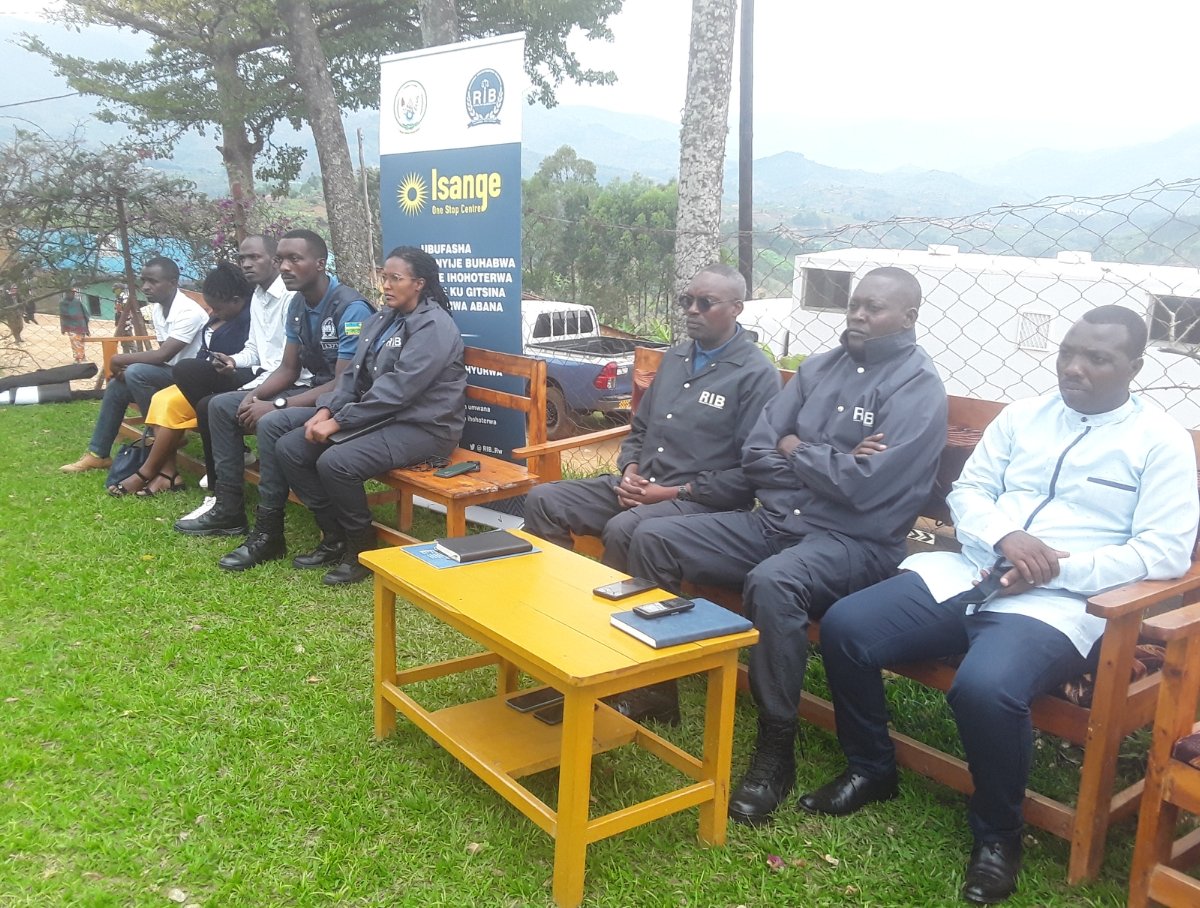 munyanezatheo1's tweet photo. Aya masaha @RIB_Rw irimo kuganira n'Abaturage b'Umurenge wa #Rongi, @Muhangadis ku moko y'#Ihohoterwa, Ingaruka n'ibihano kubarikora n'abarihishira. Barasobanurirwa imikorere ya #Isange One Stop Centre. @RwandaHealth @RwandaLocalGov @Rwanda_Justice @oswaki @Annemwiza @RwandaSouth https://t.co/9B4AdTMJc0