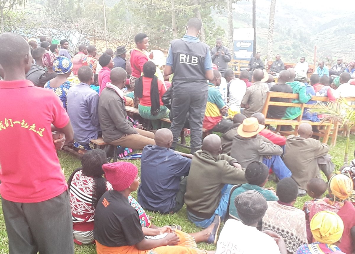 munyanezatheo1's tweet photo. Aya masaha @RIB_Rw irimo kuganira n'Abaturage b'Umurenge wa #Rongi, @Muhangadis ku moko y'#Ihohoterwa, Ingaruka n'ibihano kubarikora n'abarihishira. Barasobanurirwa imikorere ya #Isange One Stop Centre. @RwandaHealth @RwandaLocalGov @Rwanda_Justice @oswaki @Annemwiza @RwandaSouth https://t.co/9B4AdTMJc0
