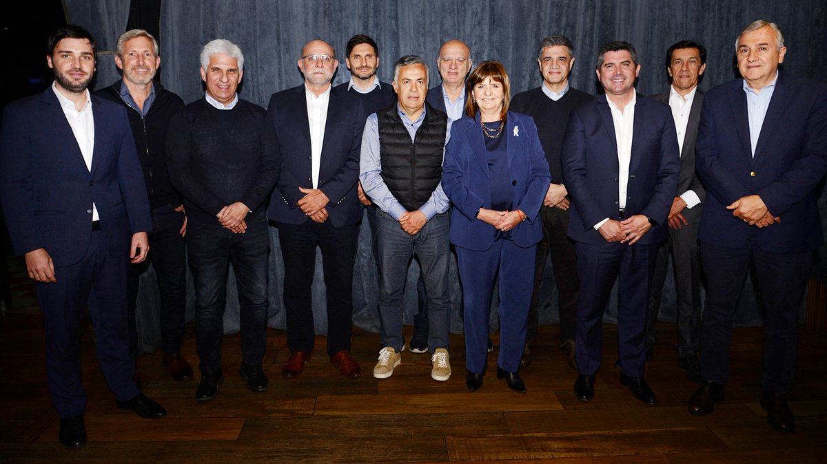 TENEMOS LA FUERZA QUE PONDRÁ EN ORDEN LA ARGENTINA
Somos los únicos que enfrentamos de verdad al kirchnerismo, con gobernadores actualmente en sus cargos, electos y quienes serán elegidos el 22 de octubre. Juntos por el Cambio es una fuerza unida y responsable ante una