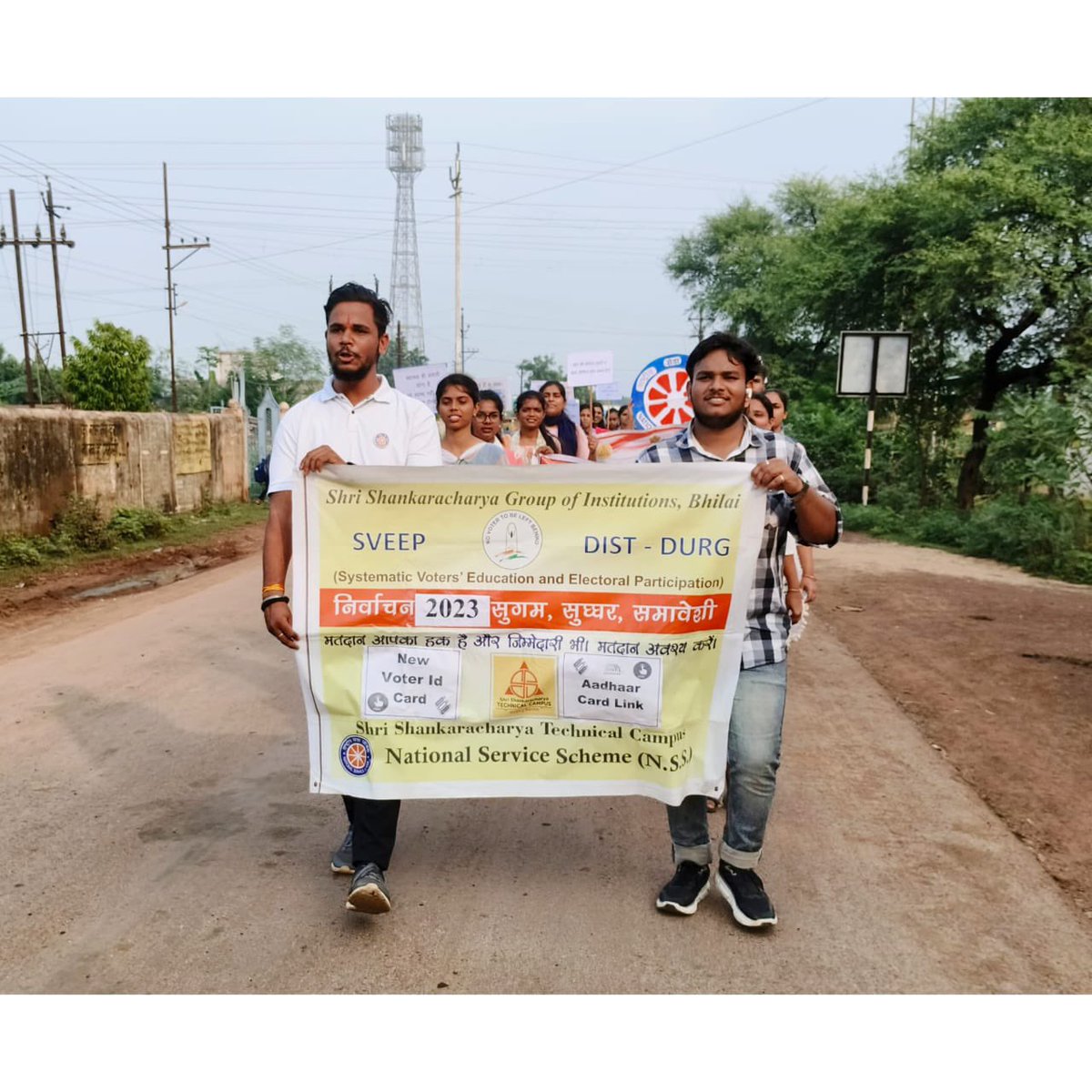 Nss_ssgi's tweet photo. The #volunteers explained to the school students about the #nutrition and its importance through a PPT Presentation. A #rally was organised to create awareness under the banner of @ECISVEEP and #RRC.

@ianuragthakur 
@ashokshrotinss 
@Rajkumarnss 
@NeetaBajpai5 
@dr_dsraghu https://t.co/KiudxvQOcW