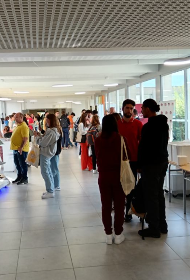 suac_urca's tweet photo. Vous étiez nombreux à l'IUT de Troyes pour Ta Vie de Campus de Campus #TVDC ! Toujours un plaisir pour l'équipe du SUAC de rencontrer les étudiant.e.s, les renseigner sur la programmation et leur faire gagner plein de goodies ! 🤩
@universitereims https://t.co/xk7T9CwJdF