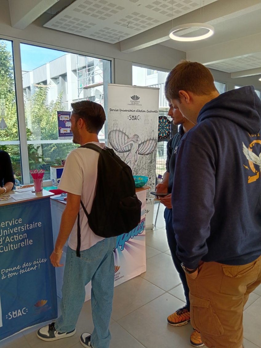 suac_urca's tweet photo. Vous étiez nombreux à l'IUT de Troyes pour Ta Vie de Campus de Campus #TVDC ! Toujours un plaisir pour l'équipe du SUAC de rencontrer les étudiant.e.s, les renseigner sur la programmation et leur faire gagner plein de goodies ! 🤩
@universitereims https://t.co/xk7T9CwJdF