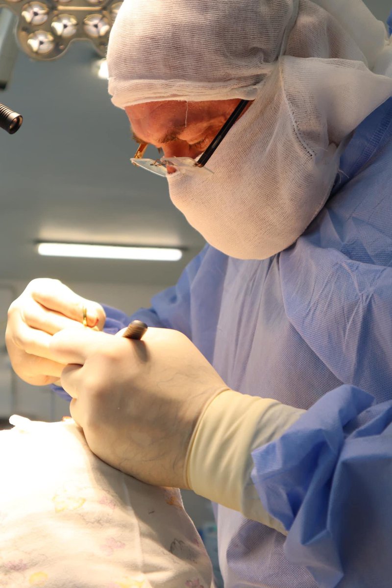 У відділенні дитячої отоларингології НДСЛ «Охматдит» допомагають маленьким пацієнтам. Спеціалісти на чолі з завідучем Юрієм Молочеком проводять хірургічну корекцію деформацій носа та носової перегородки. 
Зазвичай операція триває не менше 4 годин, реабілітації складає від 1-6 м.