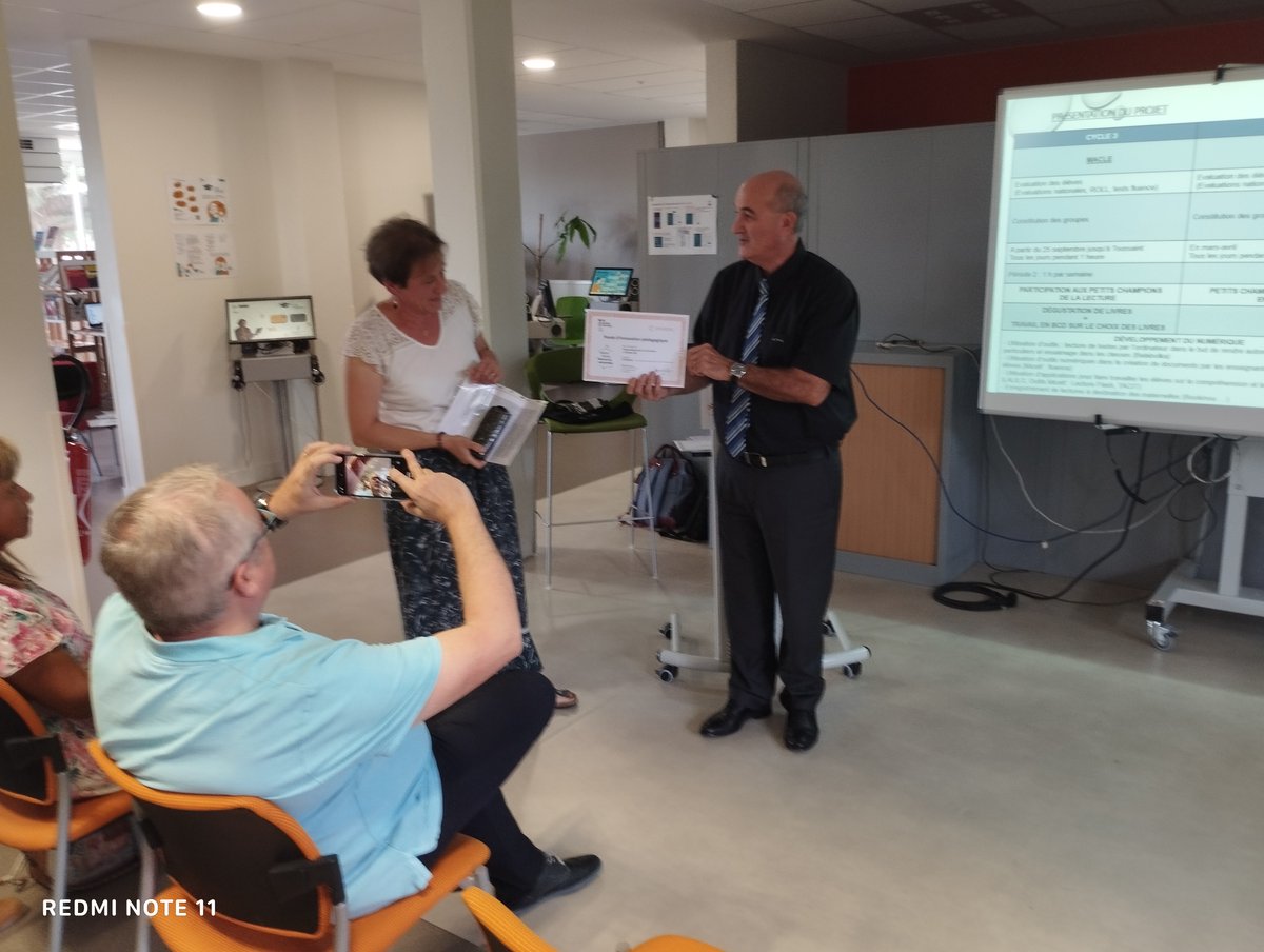 dsden16's tweet photo. #NEFLE| Améliorer la réussite, le bien-être des élèves et réduire les inégalités➡️objectif du dispositif NEFLE. En Charente, 15 premiers dossiers ont été validés [ 290 859 €] . Auj, cérémonie de remise des attestations d’attribution de financement présidée par le @dasen16.👏 https://t.co/9L6n1NHciG