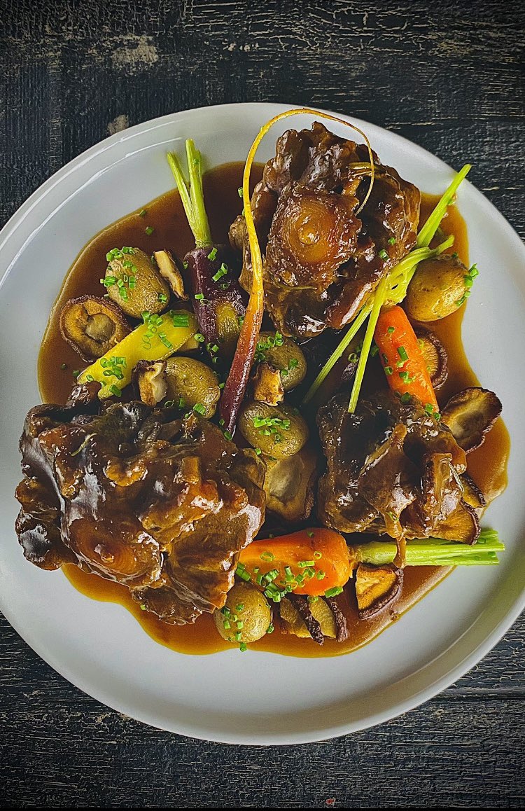 chefe818's tweet photo. Braised oxtail with buttered poached vegetables

#beef #healthy #yummy #foodphotography #chef #Wednesdayvibe #food https://t.co/3WWJPDYeJ6