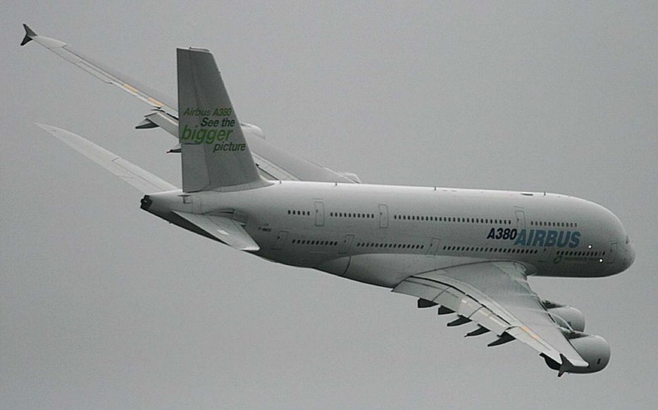 FIAFarnborough's tweet photo. #FIA75 Memories: @Airbus!✈️
The Airbus A380, the world's largest passenger airliner & only full -length double-decker jet, was announced at the Farnborough International Airshow in 1990. The aircraft later made its debut here in 2008.
#Airbus #A380 #FIAMemories #Airshow https://t.co/bU3awyAiOd