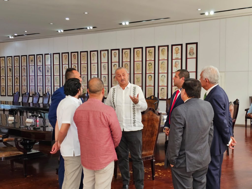 Recibí en palacio de gobierno a la dirigencia nacional y local del <a href="/CONAPMexico/">Colegio Nacional de Abogados Penalistas AC</a> con quienes dialogué sobre la capacitación de los abogados del Estado para un mejor desempeño en sus funciones y diversos tópicos de la profesión.