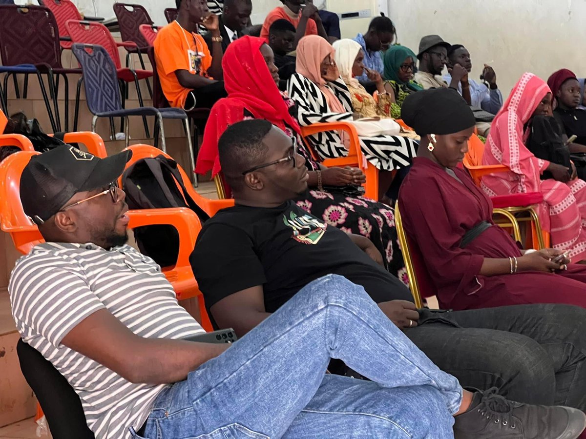 AichaDiarra2's tweet photo. Dans le cadre de ses activités annuelles, le «GrandSlamNational du Mali» m’a fait l’honneur d’animer un atelier d’écriture, C’était ce 23 sept à la Bibliothèque nationale du Mali. Un moment très instructif passé avec des artistes Slameurs et des étudiants de différents profils. https://t.co/qUcrxoZDaM