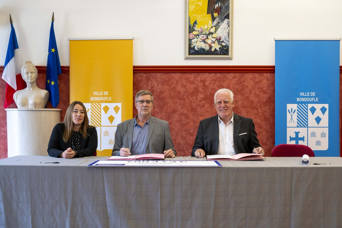 CDEssonne's tweet photo. 📝Le Département attribue 758 473 € à la commune de #Bondoufle.  

🎯Travaux de voirie, installations de chauffage du gymnase et aménagement du parking du centre commercial, ce contrat permettra à la commune d'améliorer le quotidien des Bondouflois. https://t.co/1Zfl2bIqdl
