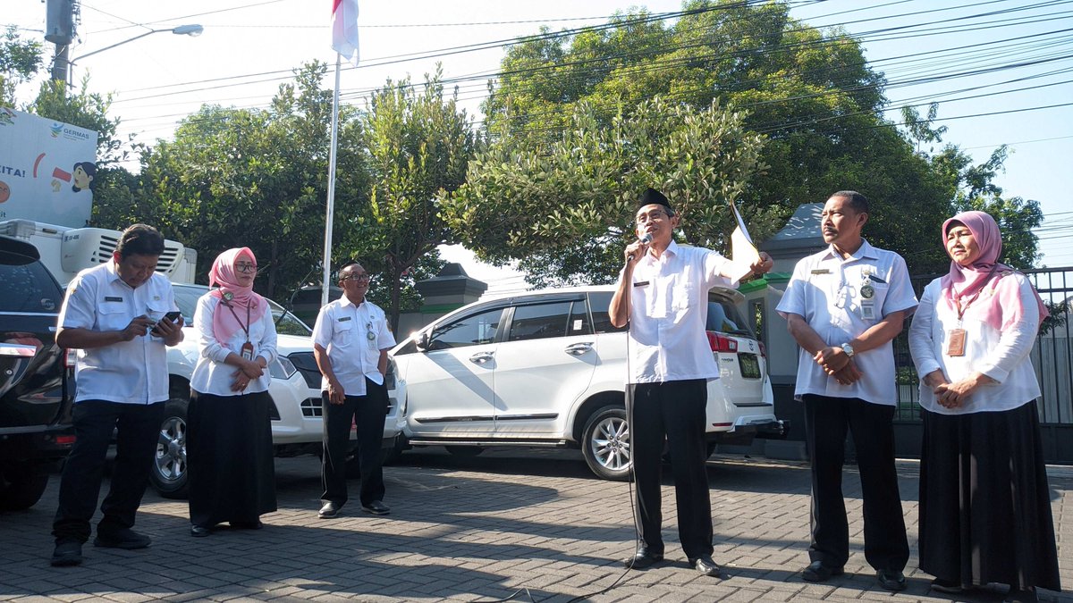 dinkespati's tweet photo. Rabu (27/9) beberapa karyawan Dinas Kesehatan Kabupaten Pati, yaitu: 
- Nurwono, SKM, MM, Sekretaris Dinkes Pati 
- Dimyati, S.Kep, Ners, MM, Ketua Tim Pengendalian Penyakit Tidak Menular dan Keswa, 
- Endang Sri Purwaningsih, Staf Pengelola Penyakit Tidak Menular 

#purnatugas https://t.co/Vbv4WZRA1V