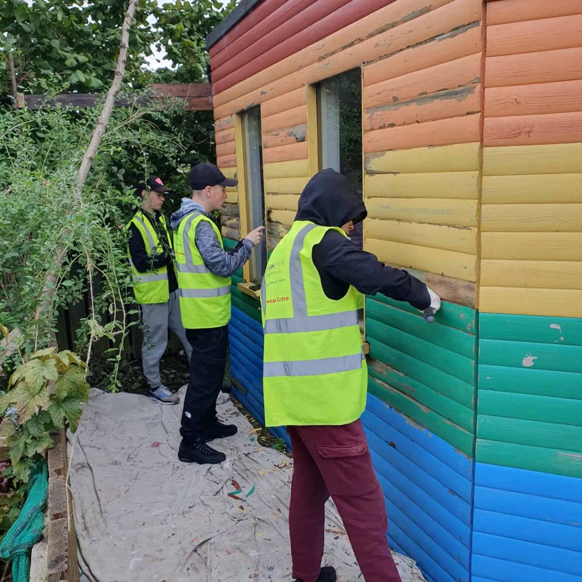 Good to see some of our mixed school group hard at work helping the Maxwell center, tasks include preparing the shed and bench for painting 🎨 @ActiveSchAngus @AngusCouncil @apprentice_scot @CITB_UK @ColemanDundee @dundee_angus @DundeeCouncil @shewittDA @ShonaRobisonMSP @Rockwell