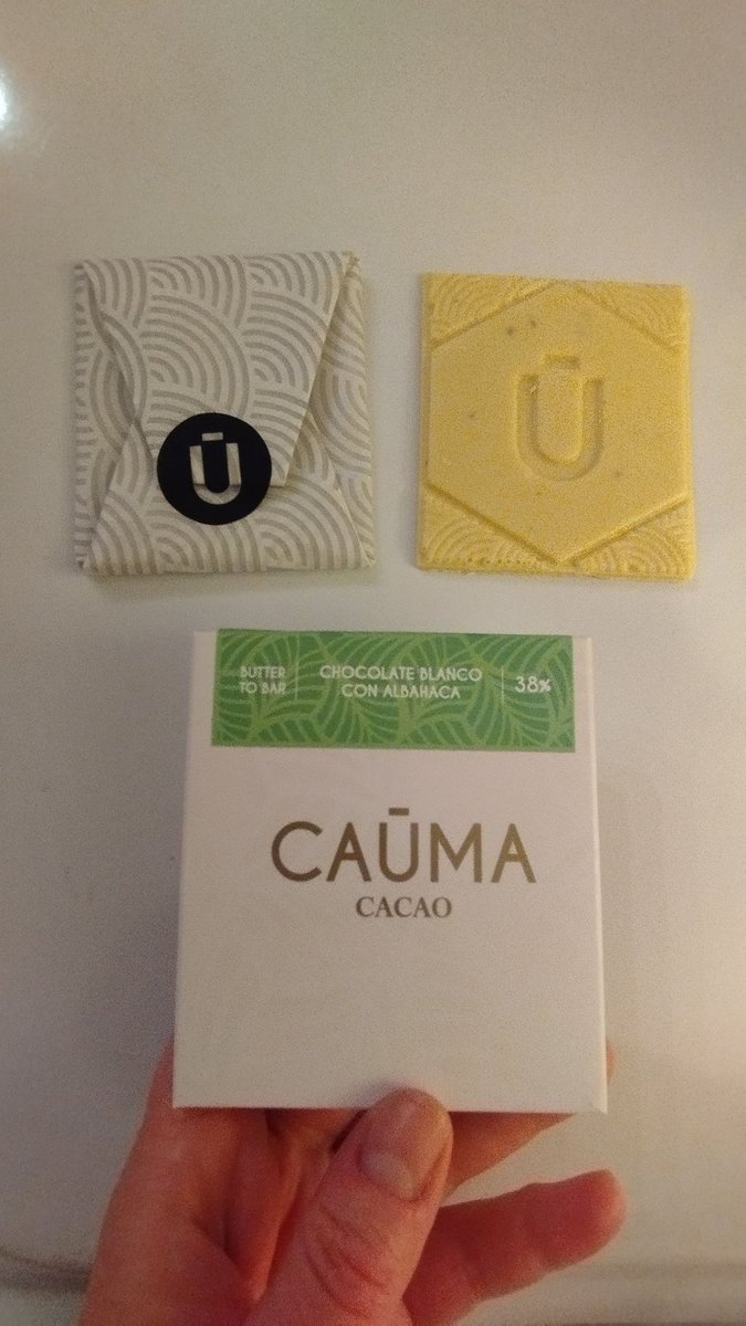 Tengo además el formato grande de la blanca vegana de chufa de Valencia. Los blancos me encantan porque no son empalagosos como los industriales al llevar manteca de cacao pura y menos azúcar. Hoy he comido albahaca y he tenido ganas de degustar esta tableta👇🏾🌿 Para otro día.