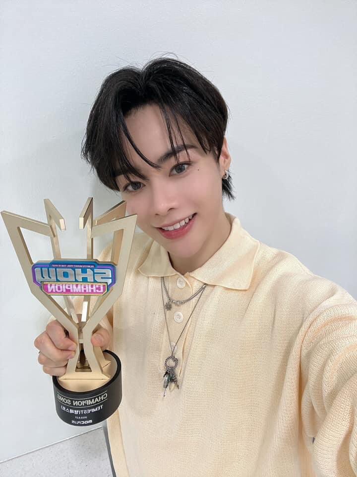 HwaBin_TPST's tweet photo. Chúc mừng Tempest!!! 🏆 thứ 2 rồi!!!! 
#TEMPEST #TEMPEST2ndWIN 
#HANBIN #HWARANG https://t.co/U1La2MPm5p