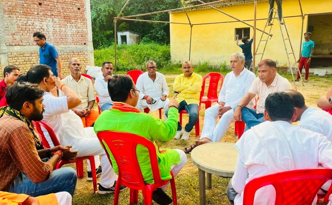 BrahamSamvad's tweet photo. आज #सुल्तानपुर में ब्राह्मण चेतना परिषद के प्रदेश अध्यक्ष पं. विश्वदीप अवस्थी जी ने  पदाधिकारियों के साथ डॉ. घनश्याम तिवारी जी के शोकाकुल परिवार से गांव पहुंचकर भेंट की।
 इस दुःख की घड़ी में साथ खड़े रहने के प्रति आश्वस्त किया।परिवार को प्रशासन से जल्द ही पूर्ण न्याय की मांग की। https://t.co/2yw0iJy6fr