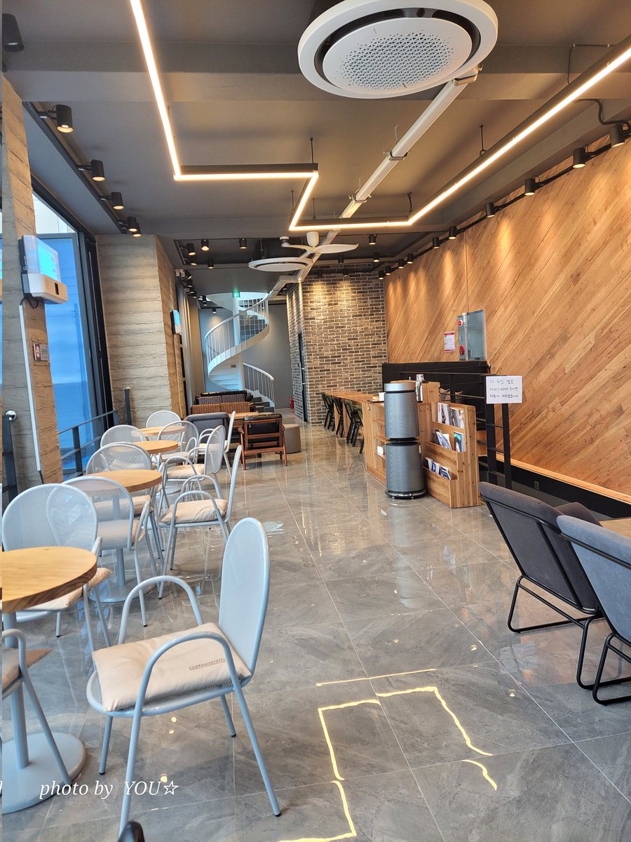 7bitnakim's tweet photo. #후포리 #coffeesmith #신상카페 #케일파인애플쥬스
후포리 신상카페 커피스미스 coffeesmith 가봤어요~ 1층 야외 잔디에 파리솔 설치되어 있었고 1층에서 음료 주문후 2층으로 올라가면 옥상으로 올라가는 달팽이계단과 포토존 있음.케일에 파인애플 같이 갈갈~케일쥬스 맛나요~ 가격은 좀 있어욤 https://t.co/cDyr7cOD8T