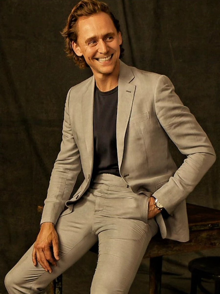 📸:Tom Hiddleston photographed by Alexi Lubomirski.