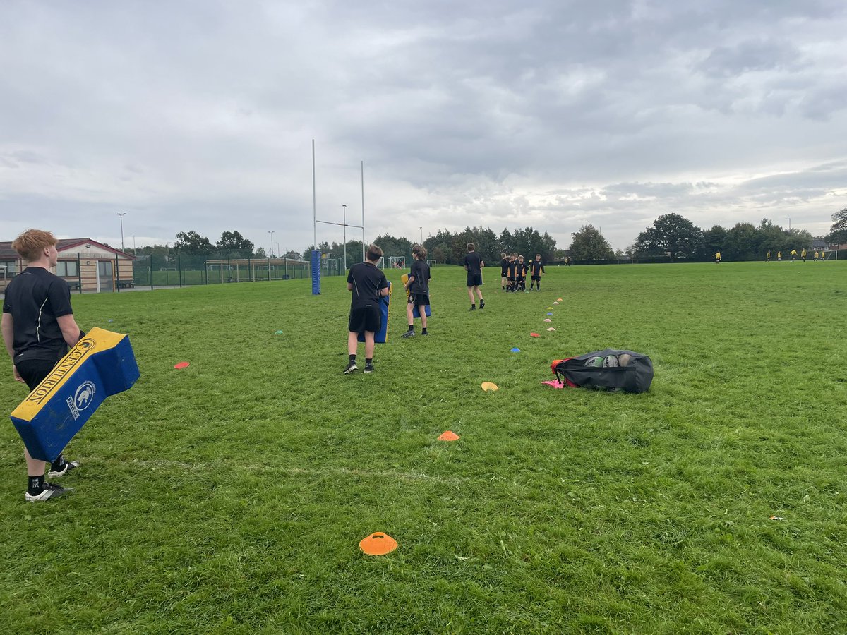 AshtonCSCPE's tweet photo. It's been great to see the Y9 rugby leaders taking parts of the rugby session tonight with the Y7 students.
#teamashton https://t.co/7tfY0WmJqN